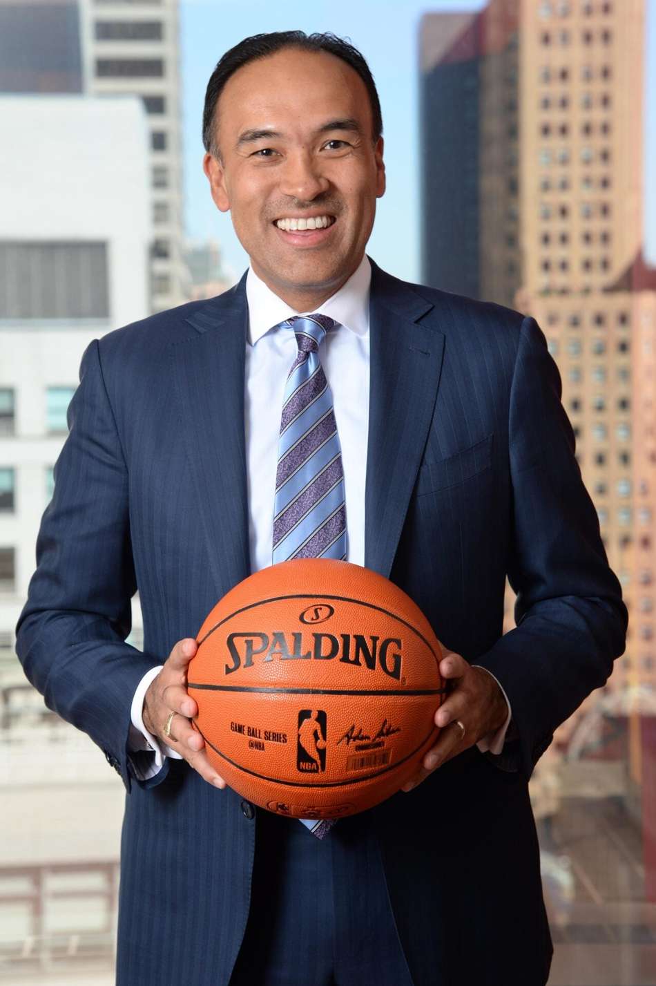 Mark Tatum, vice-comissário da NBA, segura bola Spalding em escritório da NBA, Nova York.