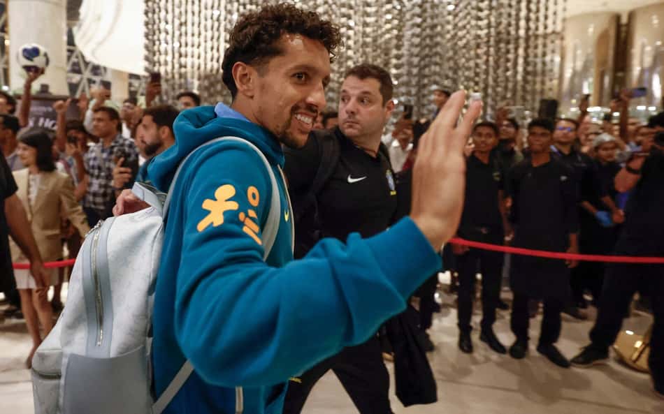 Marquinhos acena para os torcedores na chegada da Seleção a Calcutá