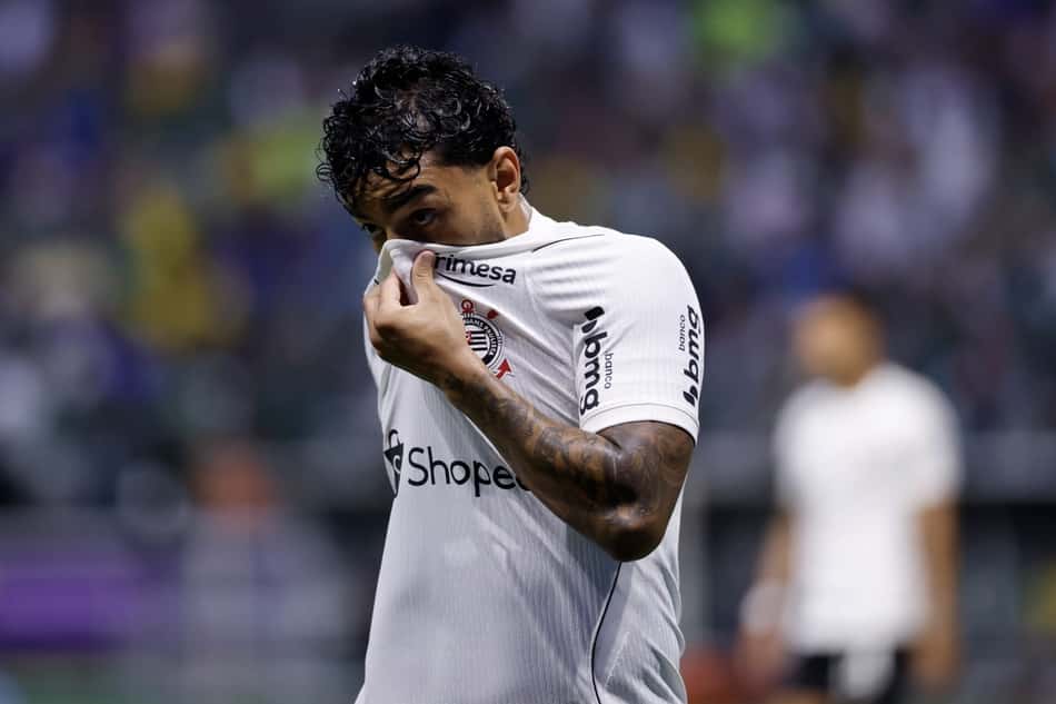 Matheus Bidu marcou gol contra na derrota do Corinthians por 4 a 1 sobre o Palmeiras (Foto: Marcello Zambrana/AGIF/Folhapress)