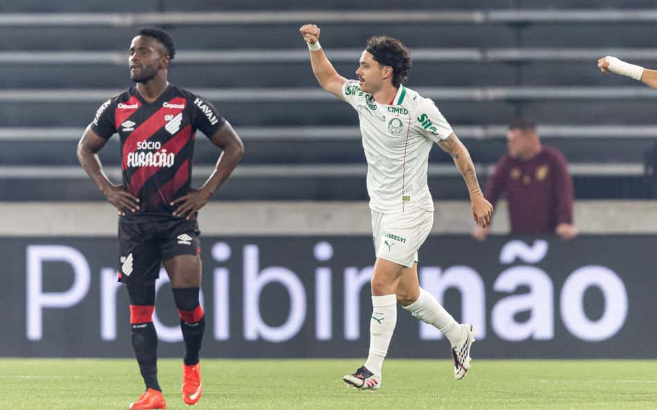 Maurício celebra gol do Palmeiras contra Athletico Paranaense.