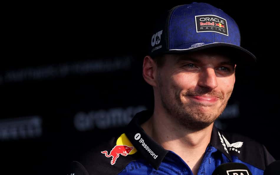 De boné, Max Verstappen sorri após a classificação do GP do Bahrein da Fórmula 1 2026