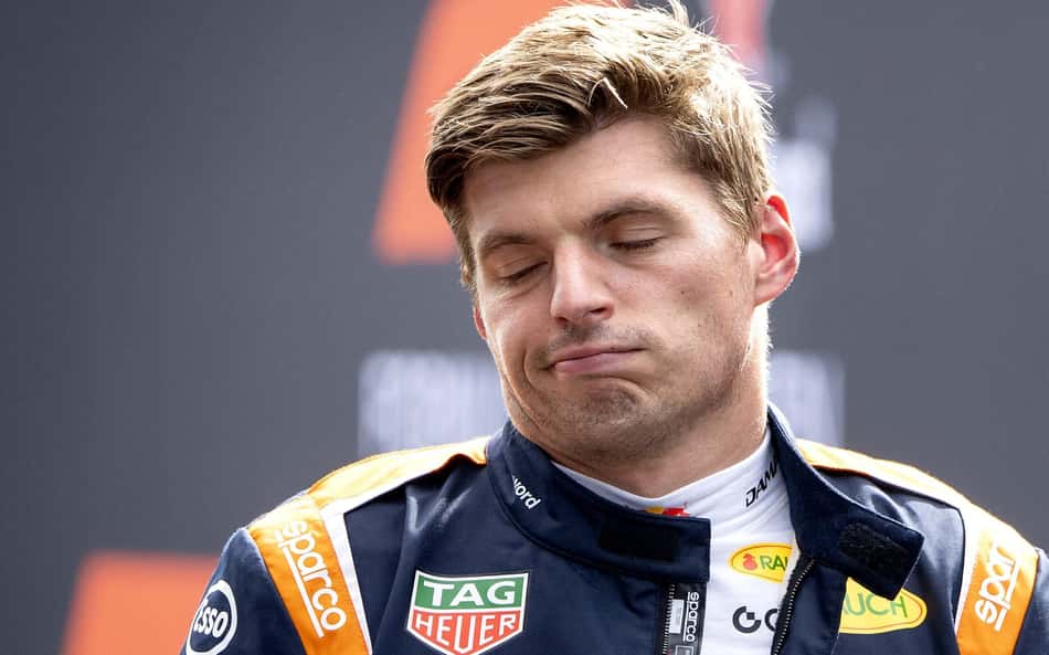 De olhos fechados, Max Verstappen é fotografado com expressão desapontada durante o Grande Prêmio da Holanda de Fórmula 1