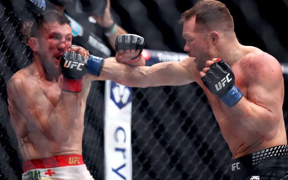 Merab Dvalishvili e Petr Yan no UFC 323 (Foto: Ian Maule/Getty Images/AFP)