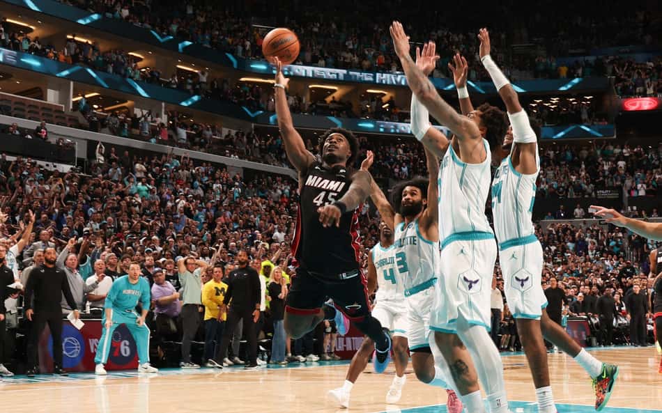 Miami Heat foi derrotado pelo Charlotte Hornets no Play-In da NBA (Foto: Kent Smith/NBAE via Getty Images/AFP)