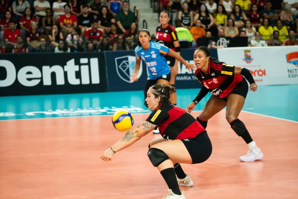 Mikaela passa em Sesc RJ Flamengo x Praia Clube na Copa Supervôlei