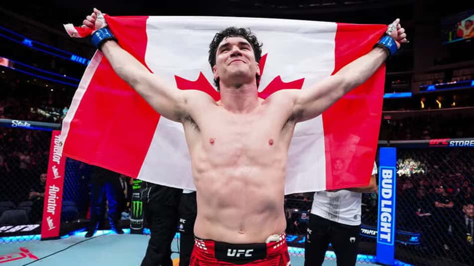 Mike Malott comemora no Octógono após a vitória sobre Joaquin Buckley no UFC Edmonton