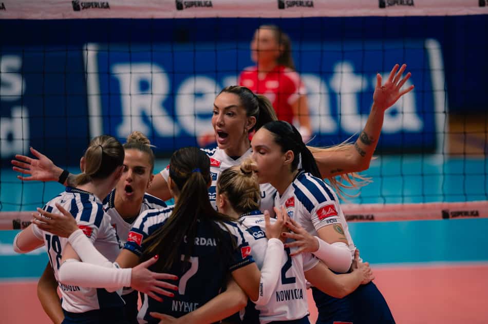 Time Feminino de Vôlei Minas e Barueri Commora em Partida da Superliga.