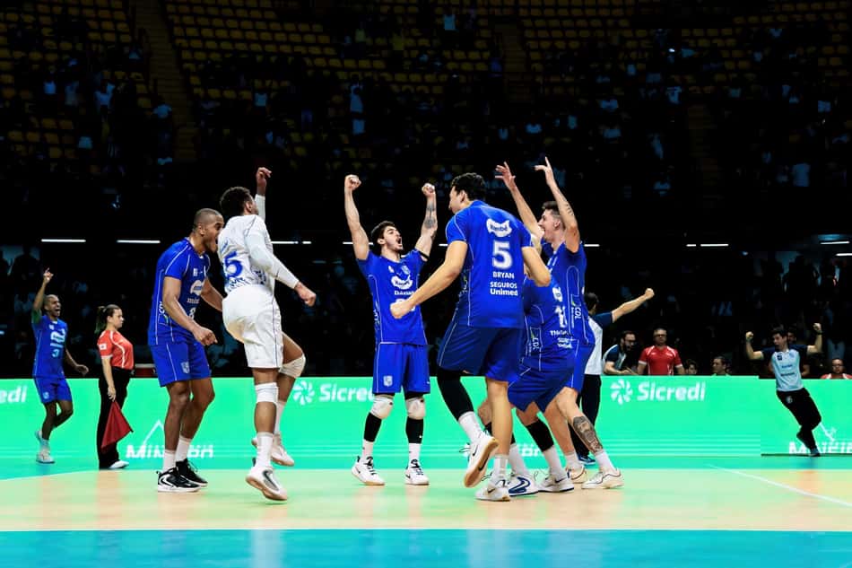 Minas comemora ponto na final do Mineiro de vôlei contra o Praia Clube