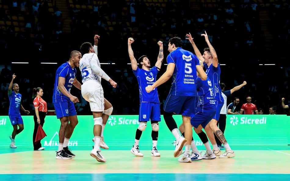 Minas comemora ponto na final do Mineiro de vôlei contra o Praia Clube