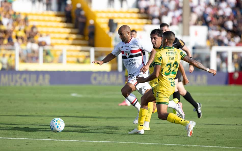 Jogadores do Mirassol e do São Paulo disputam a bola em partida do Brasileirão, no gramado.