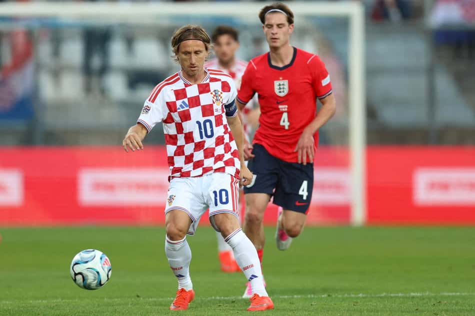 O meio-campista inglês nº 4 Alex Scott (D) persegue o meio-campista croata nº 10 Luka Modric (E) durante a partida de futebol do Grupo 3 da Liga das Nações da UEFA entre Croácia e Inglaterra, no Estádio HNK Rijeka, em Rijeka, Croácia, em 3 de outubro de 2026 (Foto: Marko Perkov / AFP)
