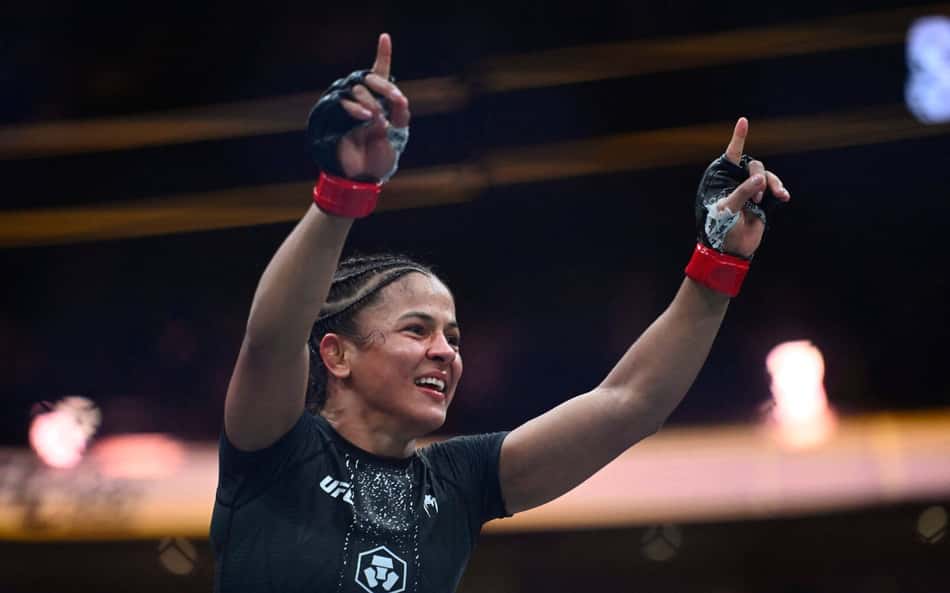 Natália Silva comemora vitória contra Wang Cong no UFC 332