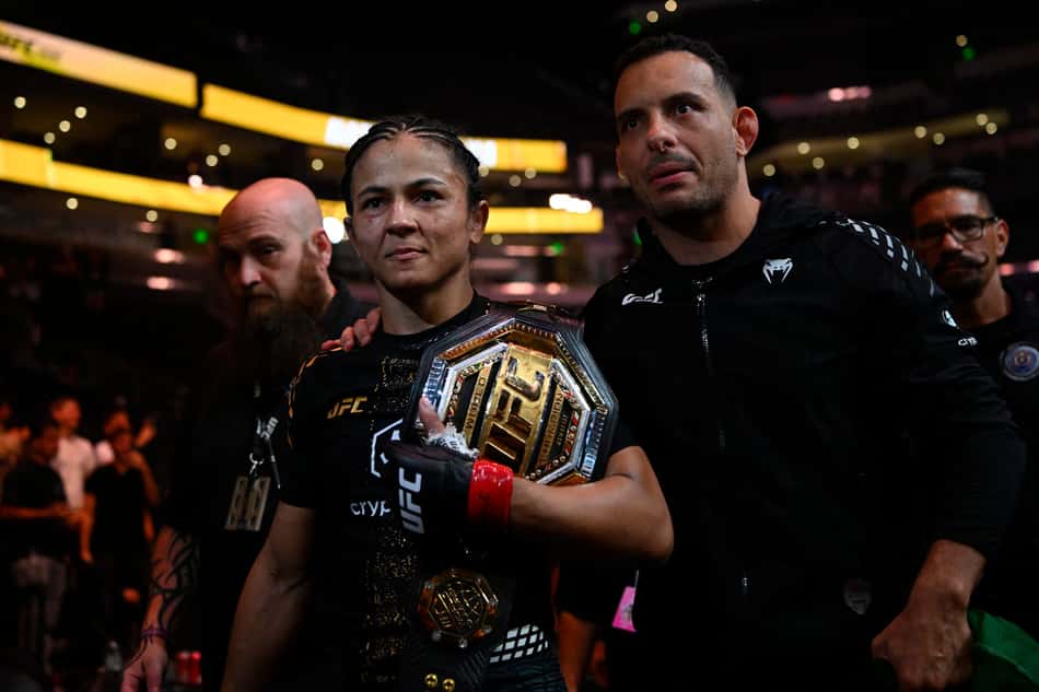 Acompanhada da equipe, Natália Silva deixa a arena com o cinturão no UFC 332