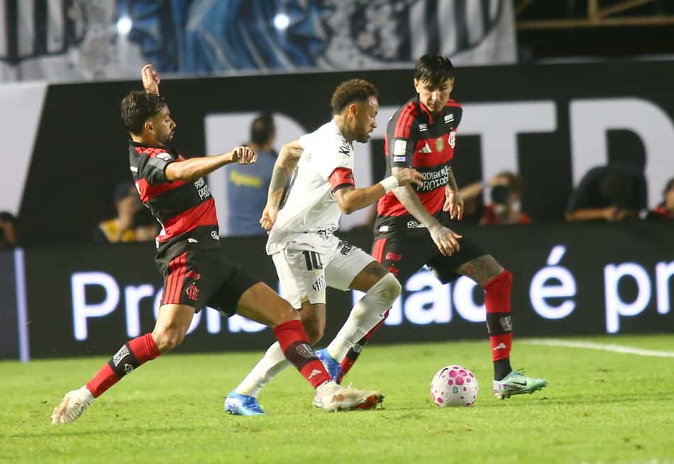 Lucas Paquetá comete falta em Neymar em Santos x Flamengo pelo Brasileirão (Foto: Mauricio De Souza/AGIF/Folhapress)