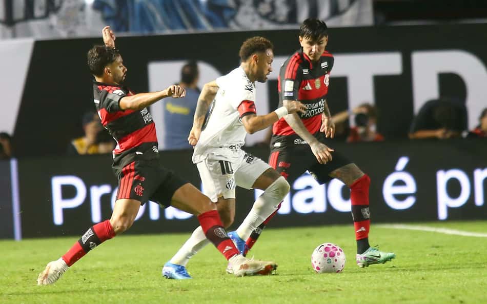 Lucas Paquetá comete falta em Neymar em Santos x Flamengo pelo Brasileirão (Foto: Mauricio De Souza/AGIF/Folhapress)