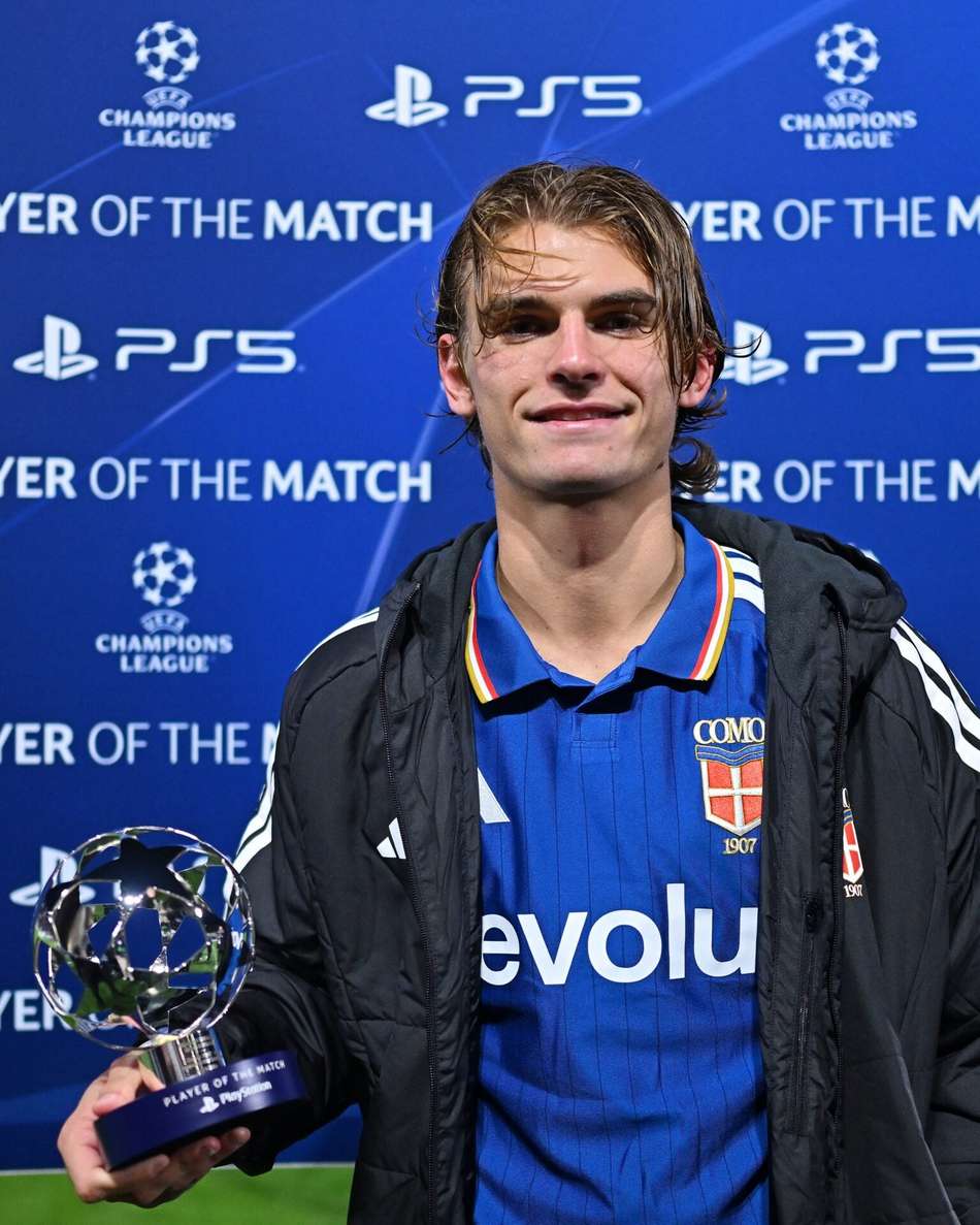 Nico Paz segura trofeu de melhor jogador em campo da Champions