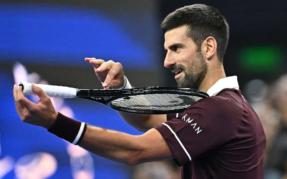 Novak Djokovic comemora vitória nas quartas do ATP 500 de Pequim