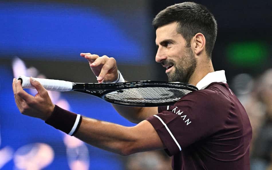 Novak Djokovic comemora vitória nas quartas do ATP 500 de Pequim
