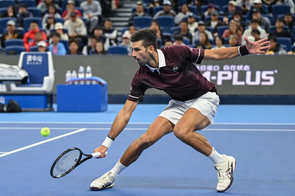 Novak Djokovic aplica backhand na semifinal do ATP 500 de Pequim, contra Daniil Medvedev
