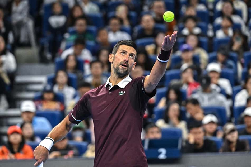 Novak Djokovic saca em partida válida pela segunda rodada do ATP 500 de Pequim 