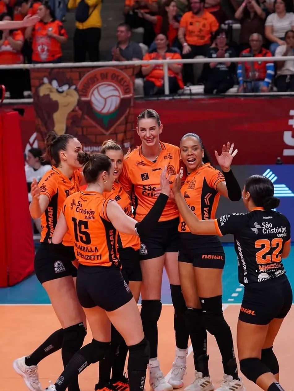 Jogadoras do Osasco se reúnem na quadra para comemorar ponto na semifinal do Campeonato Paulista feminino de vôlei