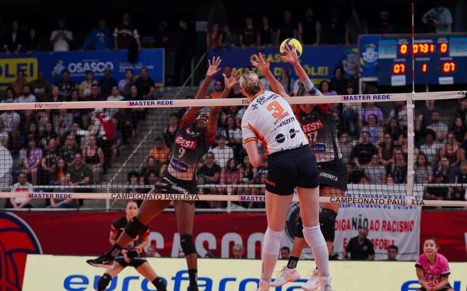 Stysiak ataca contra bloqueio duplo em Osasco x Sesi Bauru pelo jogo de ida da final do Campeonato Paulista feminino de vôlei