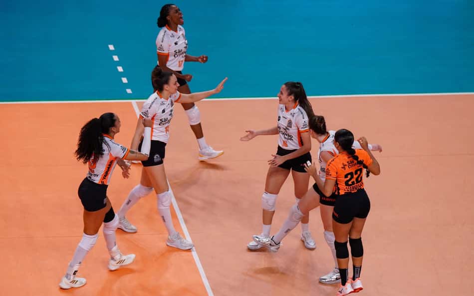 Jogadoras do Osasco comemoram ponto no jogo de ida da final do Campeonato Paulista feminino de vôlei