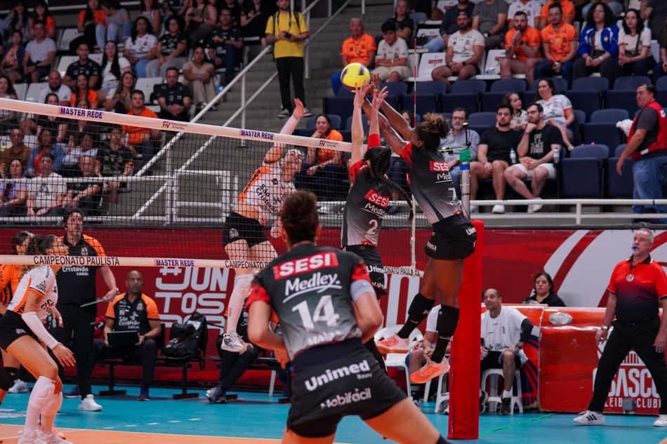 Mari Brambilla ataca contra bloqueio duplo em Osasco x Sesi Bauru pelo jogo de ida da final do Campeonato Paulista feminino de vôlei