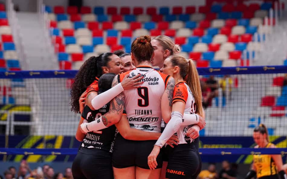 Osasco Vôlei celebra na Supercopa, time feminino em abraço diante da rede.