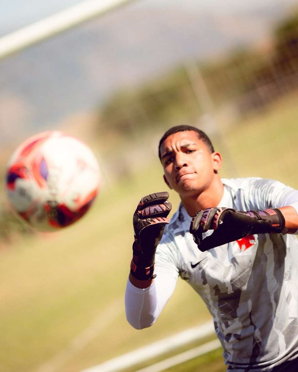Paredão da base: eleito melhor goleiro na Copa Nike e campeão nacional Sub-17, Oseias se prepara para integrar o Sub-20 em 2027 (Foto: João Gabriel Alves / Vasco)