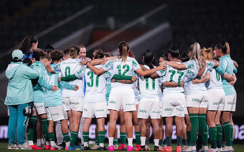 Jogadoras do Palmeiras em círculo se abraçam