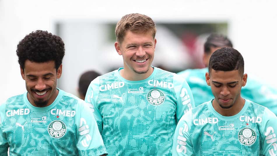 Jogadores do Palmeiras realizam trabalho tático vestindo uniforme sem aplicação da patrocinadora de apostas