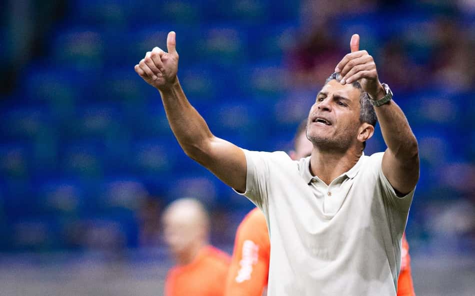 Pedro Emanuel supera desconfiança inicial e embala no Vasco
