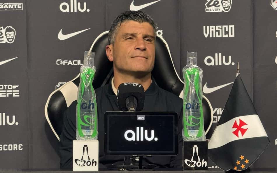 Pedro Emanuel na coletiva após derrota do Vasco para o Flamengo