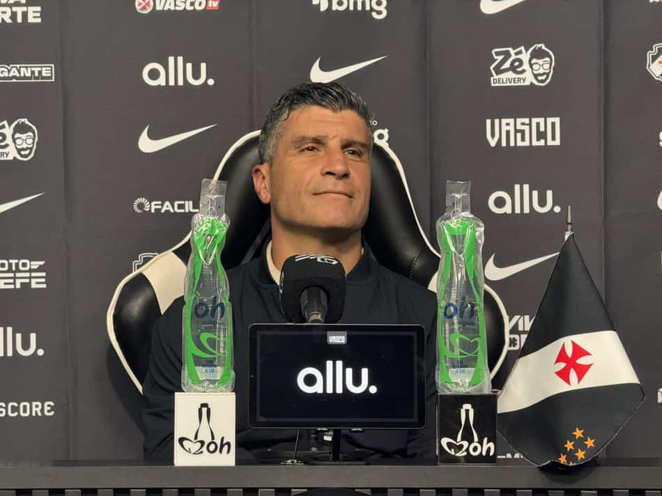 Pedro Emanuel na coletiva após derrota do Vasco para o Flamengo