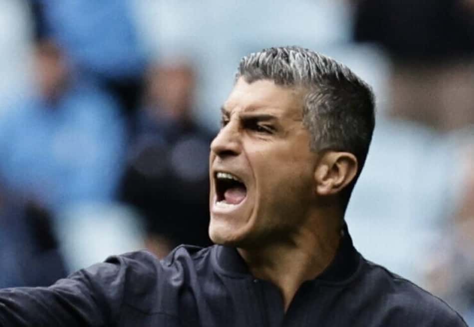Pedro Emanuel, técnico do Vasco, durante jogo com o Grêmio