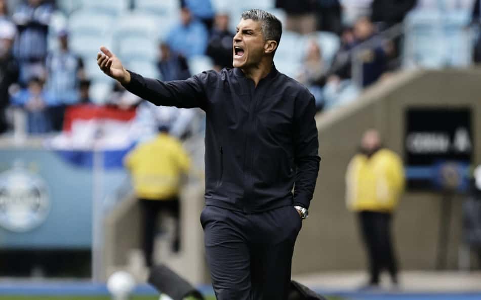 Pedro Emanuel, técnico do Vasco, durante jogo com o Grêmio