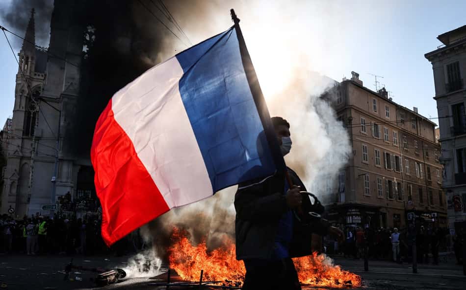 PSG x Lyon é adiado por manifestações na França; veja nova data