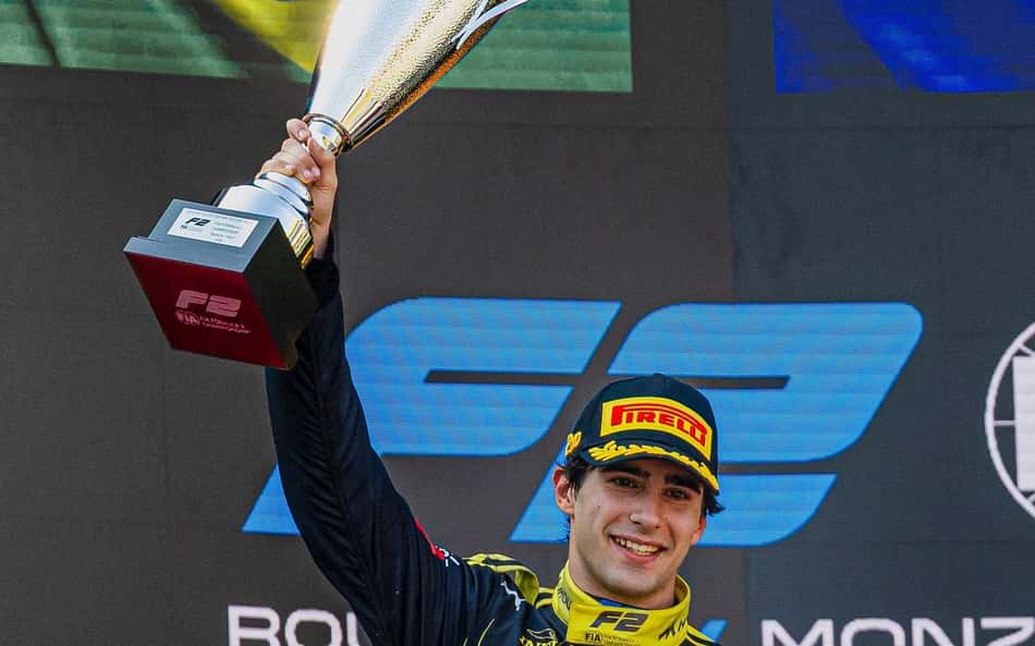 Rafael Câmara ergue o troféu de segundo colocado no GP da Itália pela Fórmula 2