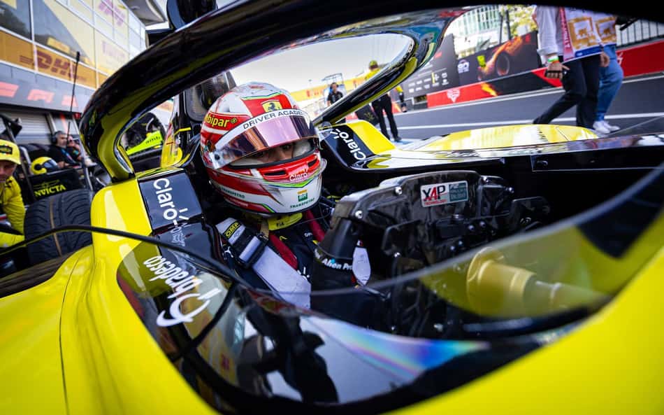Rafael Câmara de capacete, dentro do carro da Invicta Racing, durante o GP da Itália pela Fórmula 2