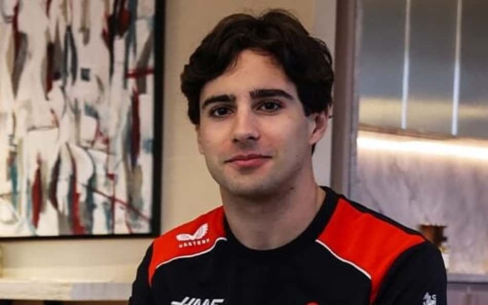 O piloto brasileiro de Fórmula 1, Rafael Câmara, sentado ao lado do chefe de equipe da Haas, Ayao Komatsu