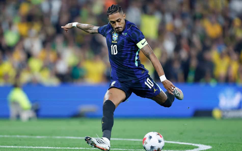 Raphinha chuta bola durante amistoso entre Brasil e Austrália