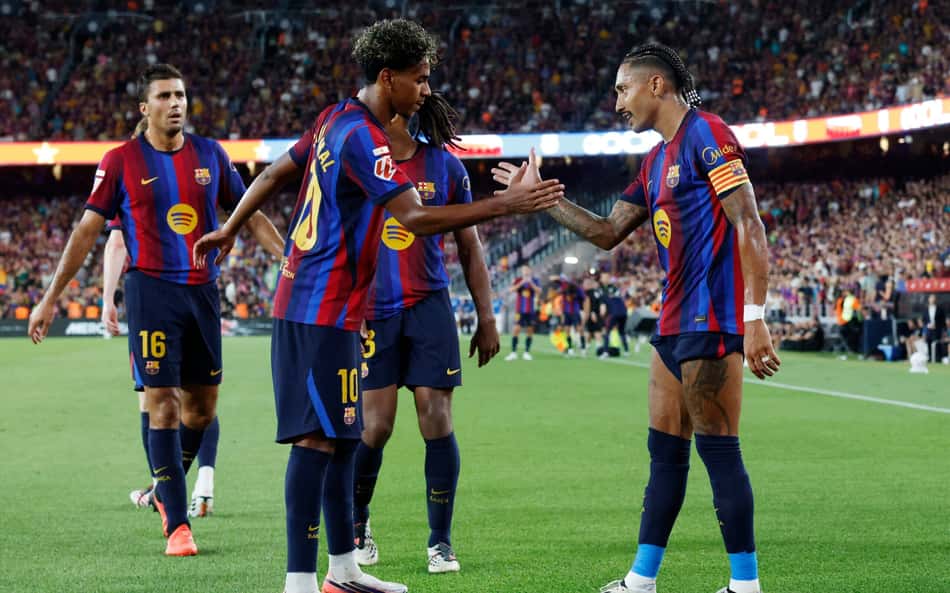 Raphinha e Yamal comemoram gol do Barcelona em La Liga