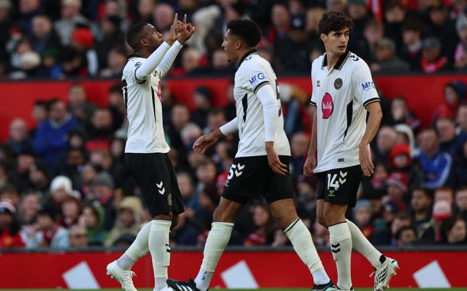 Rayan comemora gol pelo Bournemouth ao lado de companheiros.