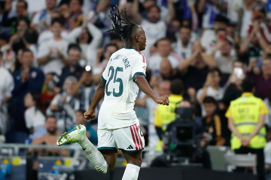 O atacante marfinense do Real Madrid, número 25, Yan Diomande, comemora o primeiro gol de sua equipe durante a partida do Campeonato Espanhol entre Real Madrid CF e Villarreal CF, no Estádio Santiago Bernabéu, em Madri, em 10 de outubro de 2026. (Foto: Oscar Del Pozo / AFP)