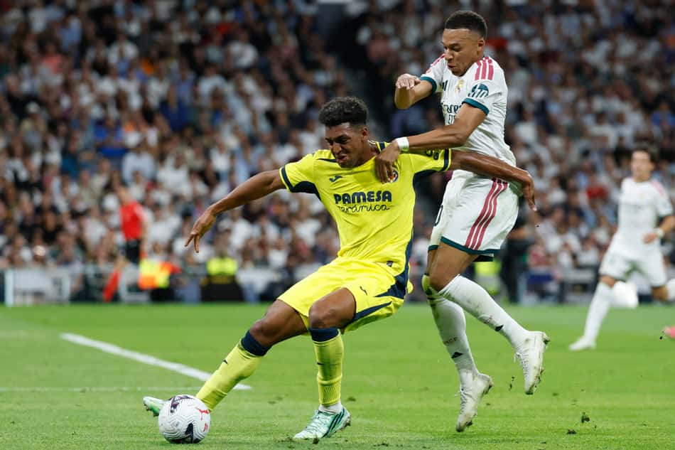 O atacante francês do Real Madrid, número 10, Kylian Mbappé (à direita), disputa a bola com o zagueiro americano do Villarreal, número 3, Alexander Freeman, durante a partida do Campeonato Espanhol entre Real Madrid CF e Villarreal CF, no Estádio Santiago Bernabéu, em Madri, em 10 de outubro de 2026. (Foto: Oscar Del Pozo / AFP)