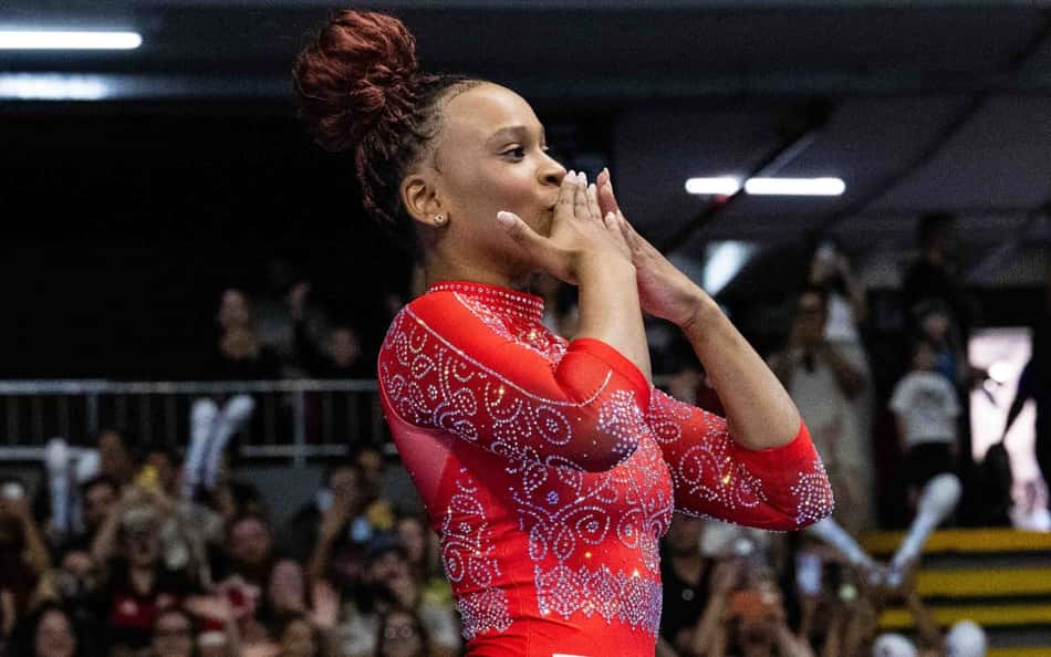 Rebeca Andrade manda beijo para o ginásio após execução do salto no Campeonato Brasileiro de Ginástica 2026, em Brasília