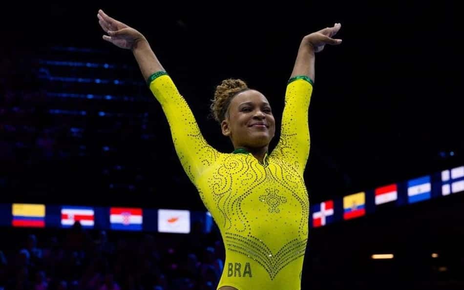 Rebeca Andrade no final do salto no Mundial de Ginástica Artística