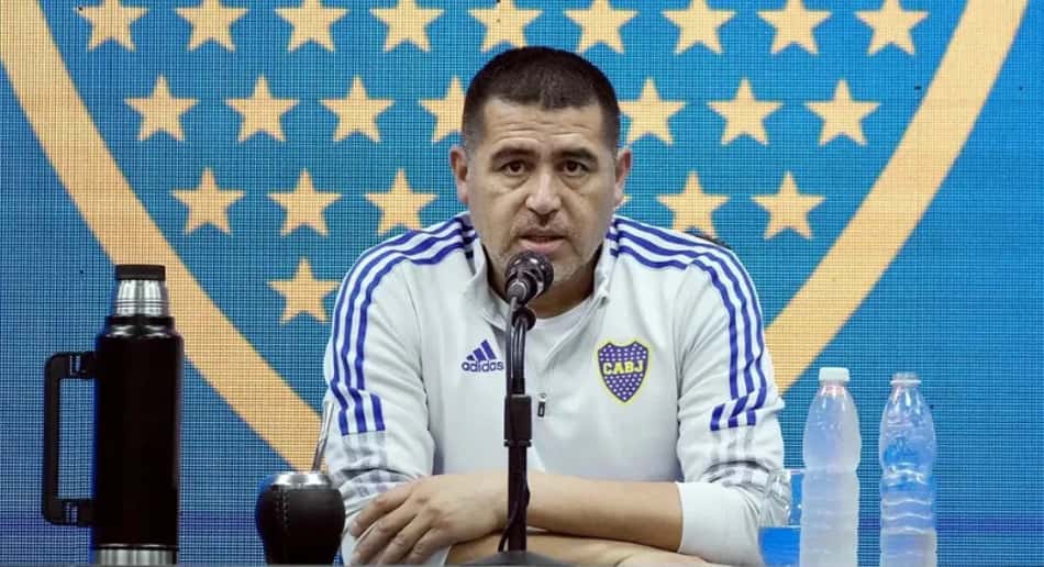 Riquelme em coletiva de imprensa do Boca Juniors