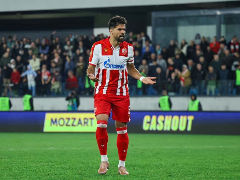 Rodrigão, de uniforme do Estrela Vermelha, com as mãos abertas durante jogo